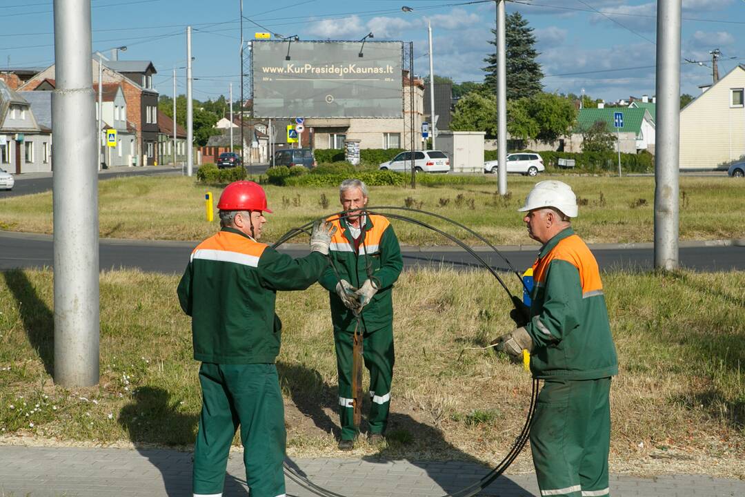 Troleibusas atsitrenkė į stulpą