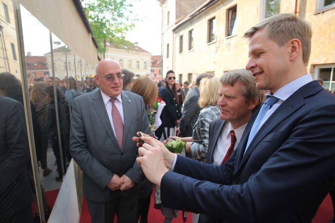 Užupyje atidengta Konstitucija latvių kalba