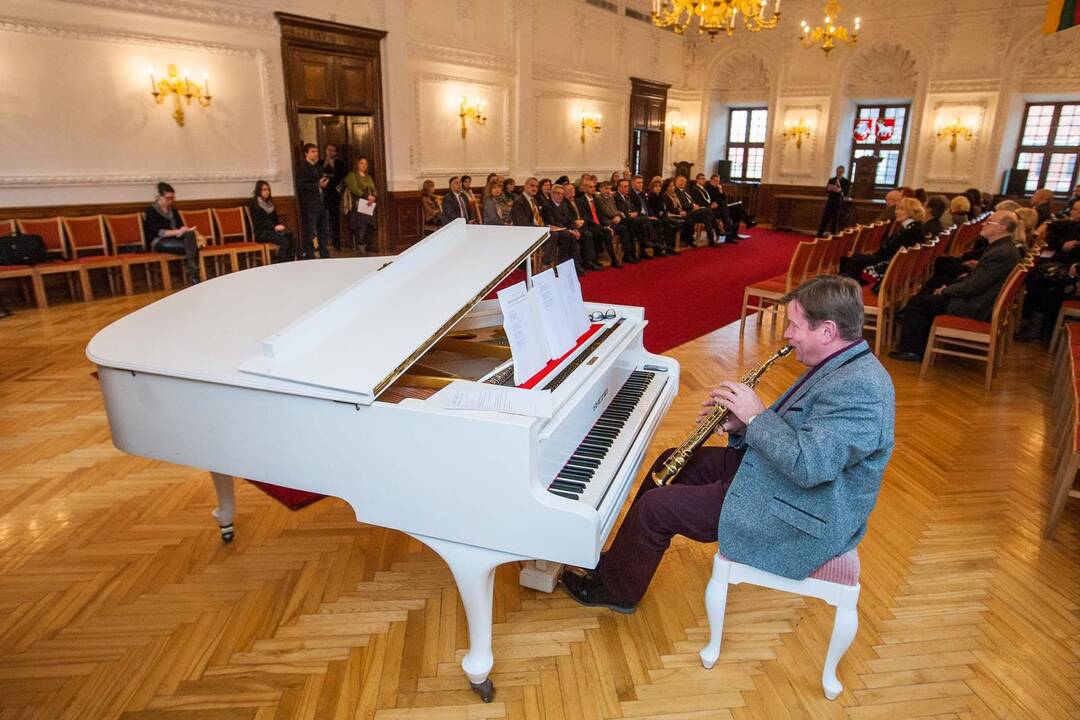 Kauno rotušėje poetui V. Braziūnui įteikta B. Brazdžionio premija