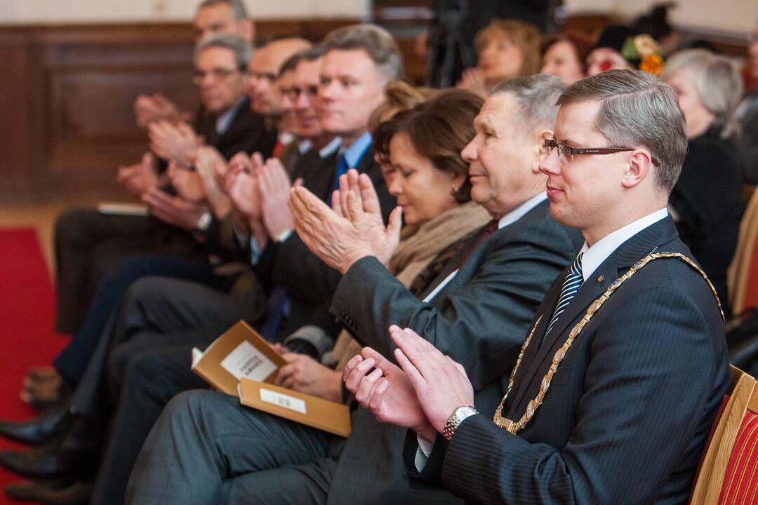 Kauno rotušėje poetui V. Braziūnui įteikta B. Brazdžionio premija