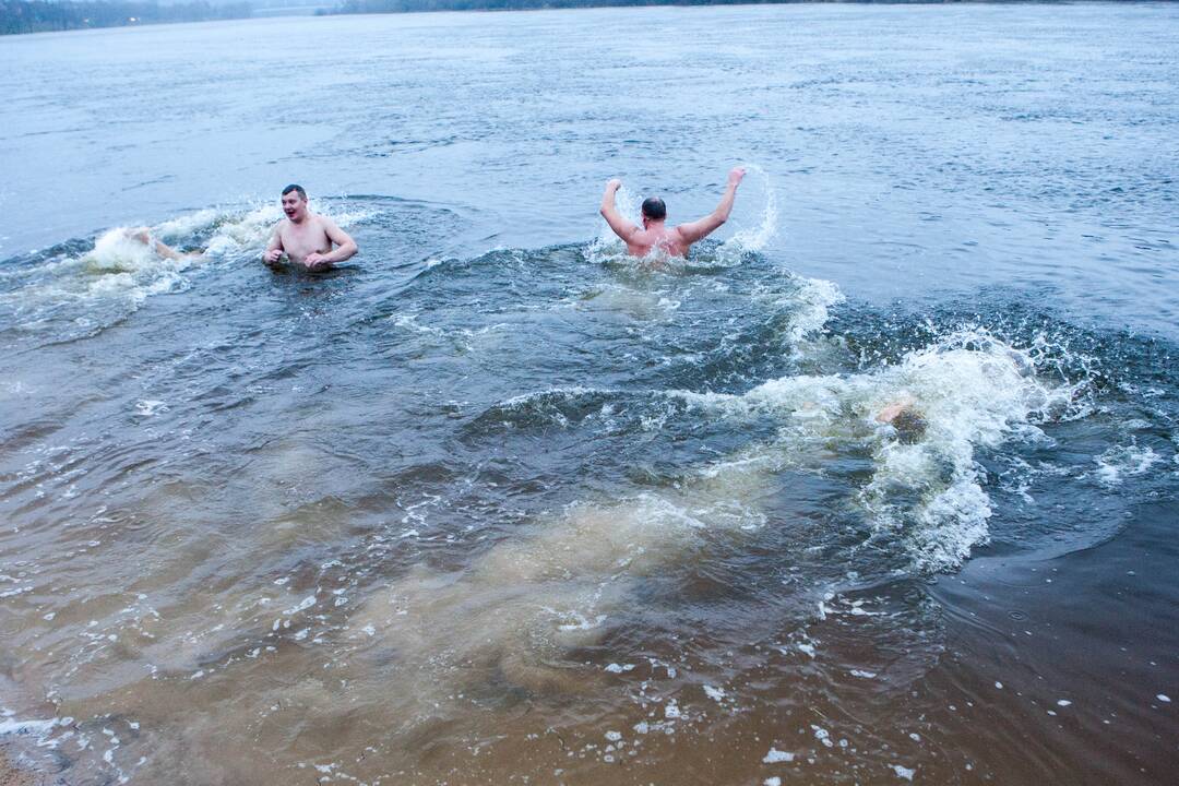 Sveikuoliai metus pradėjo maudynėmis Nemune