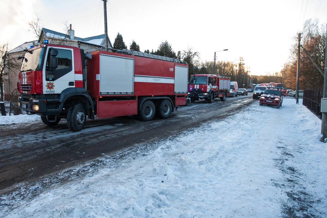 Marių g. užsiliepsnojo dviaukštis namas