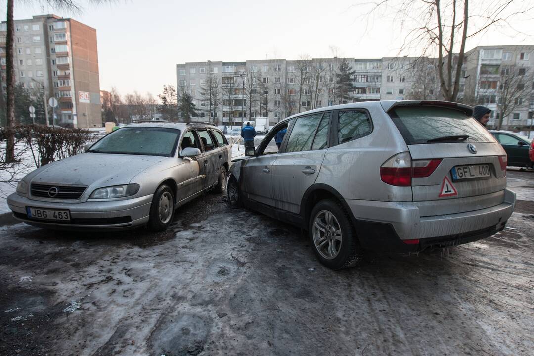 Apdegė du automobiliai V.Landsbergio-Žemkalnio g.