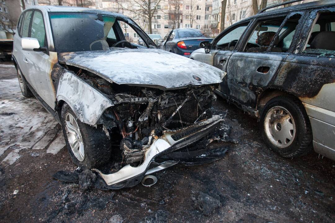 Apdegė du automobiliai V.Landsbergio-Žemkalnio g.