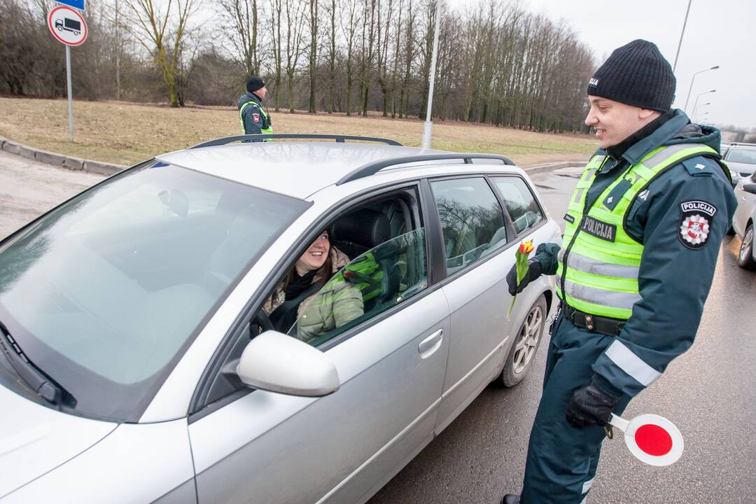 Kauno policija sveikino moteris