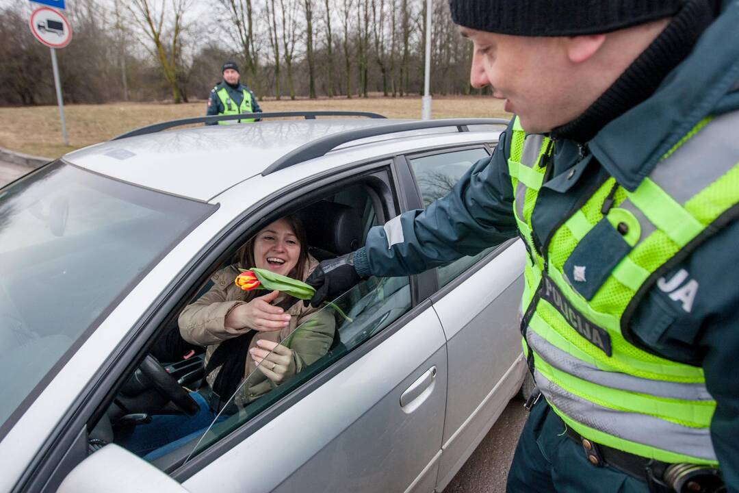 Kauno policija sveikino moteris