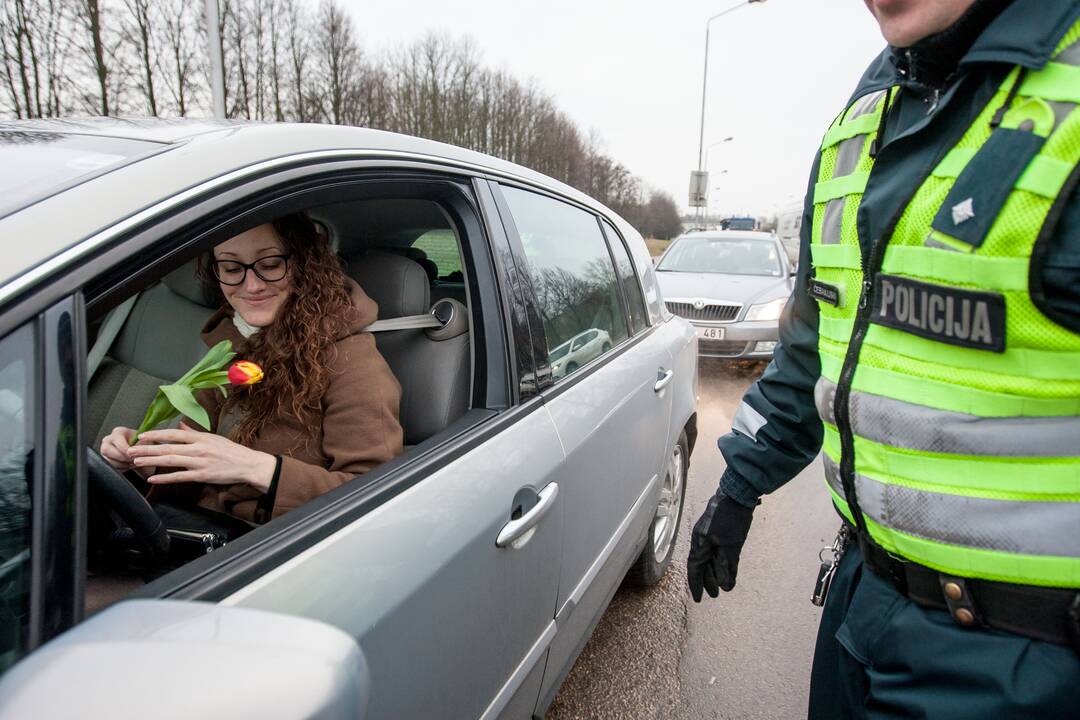 Kauno policija sveikino moteris