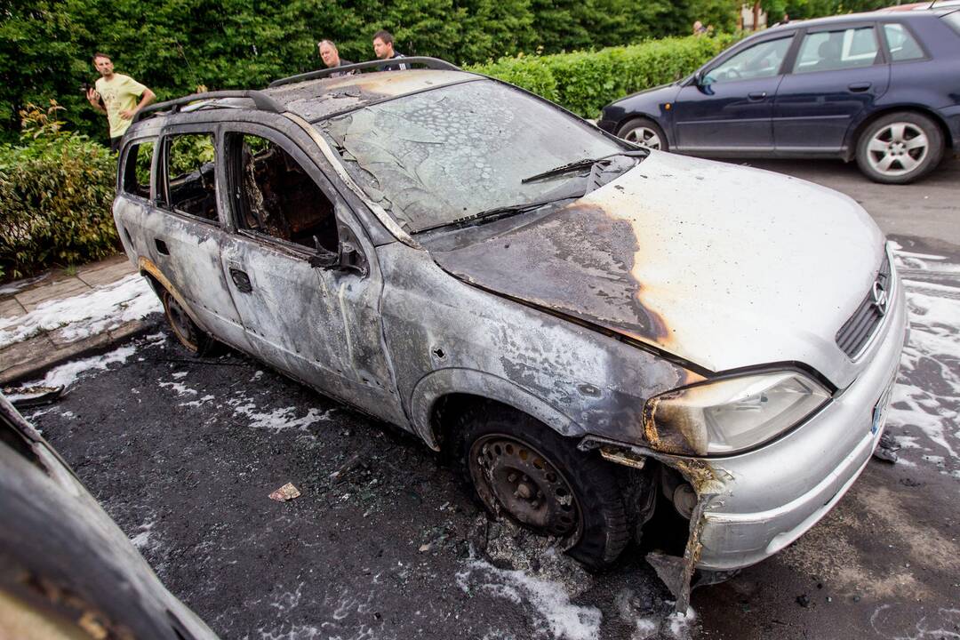 Šarkuvos g. sudegė du automobiliai