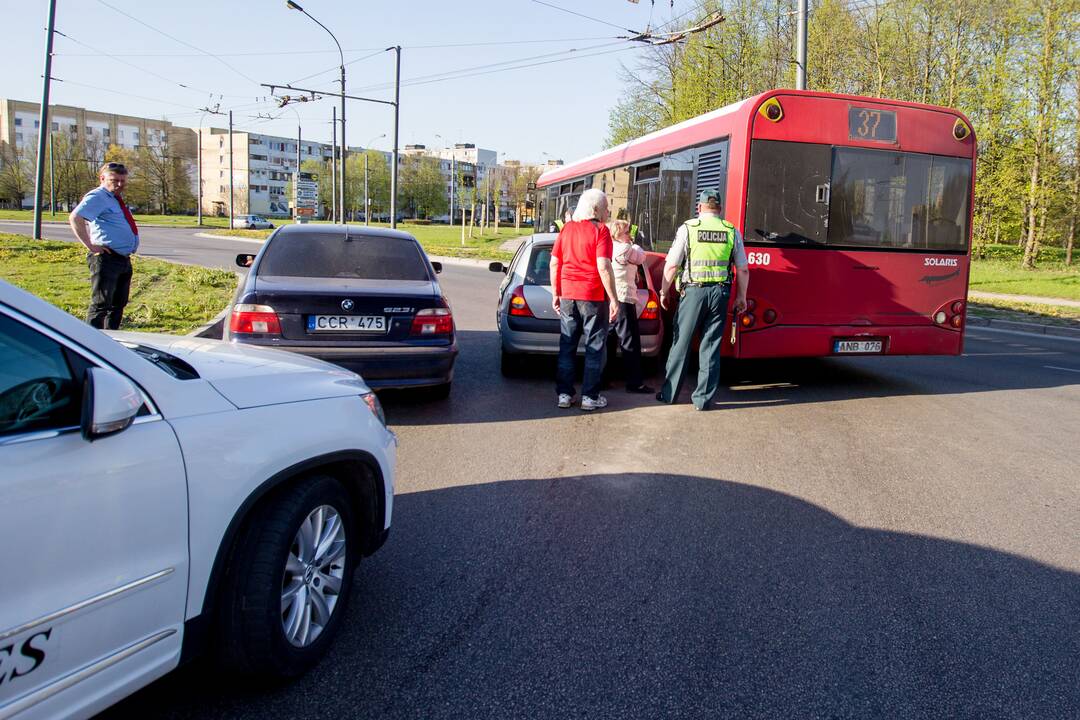 Avarija Pramonės ir V. Krėvės prospektų sankryžoje