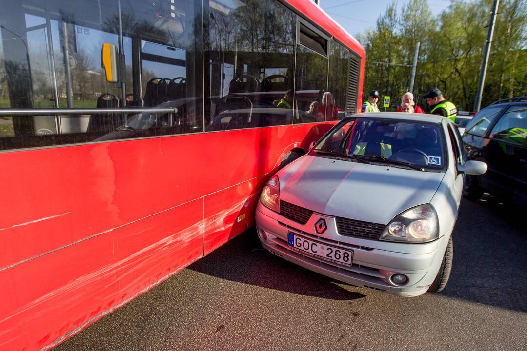 Avarija Pramonės ir V. Krėvės prospektų sankryžoje