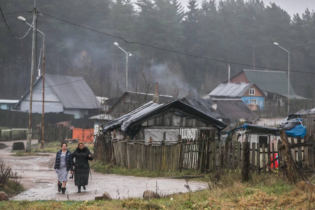 Į romų taborą užsuko Seimo nariai