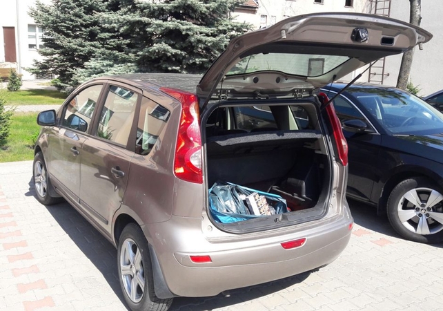 Kontrabandines cigaretes gabeno tarnybiniu automobiliu