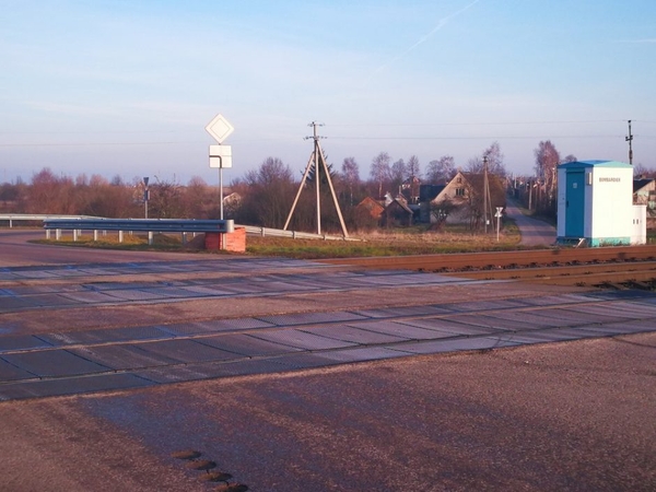 Per plauką nuo tragedijos: išgelbėtas ant bėgių gulėjęs girtas vyras