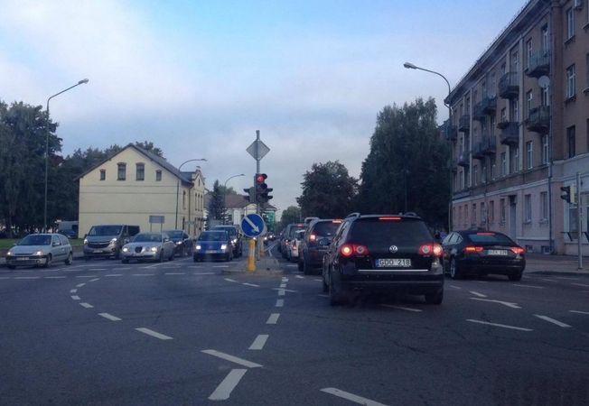 Dėl spūsties – priekaištai apšvietimo montuotojams