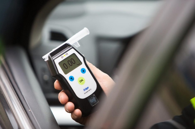 Anykščių rajone apvirto automobilis su neblaiviais vyrais