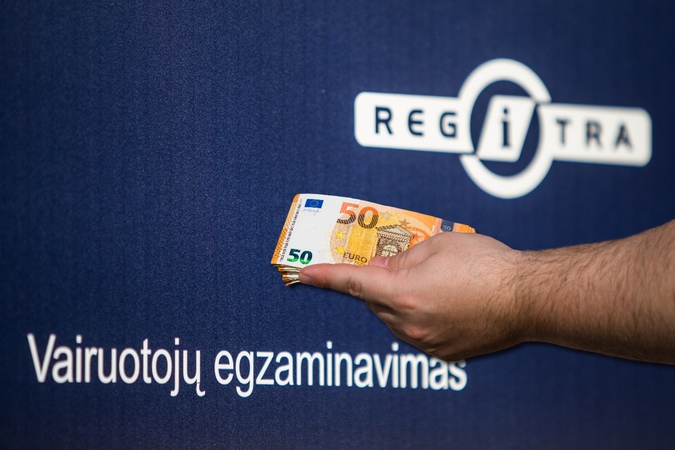 Dėl kyšių įkliuvo „Regitros“ vairavimo egzaminuotojas, trys tarpininkai ir suinteresuotas žmogus