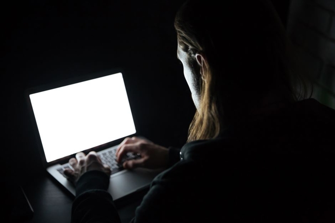 Vyras mergaites tvirkino feisbuke: specialistai įspėja tėvus apie didėjančią atvejų bangą