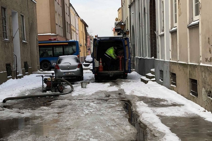 Senamiesčio kieme – vandentiekio avarija