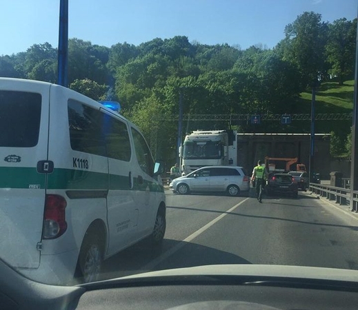 Ant Aleksoto tilto – avarija, nusidriekė didžiulės spūstys