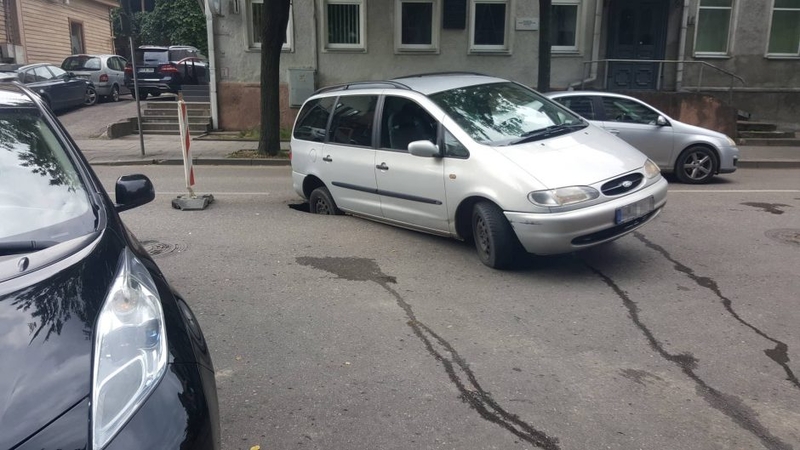 Smegduobę miesto centre užtaisė tik po nelaimės (praneša apie dar vieną duobę)
