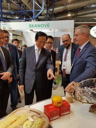 Svarbu: Kinijos žemės ūkio ministras Han Changfu akcentavo, kad jų vartotojai reikalauja labai aukštos kokybės.