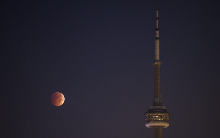 Mėnulio užtemimas, pasruvęs krauju