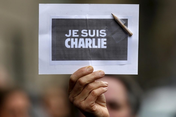 „Charlie Hebdo“ skundžiasi paliktas vienas tęsti kovą už teisę juoktis