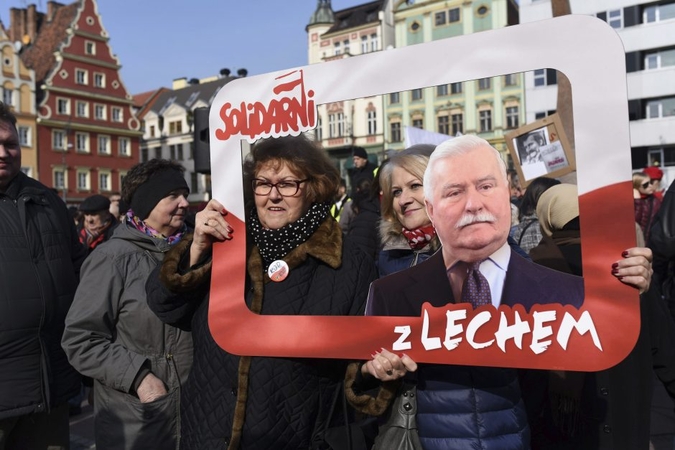 Varšuvoje demonstrantai reiškia palaikymą L. Walesai