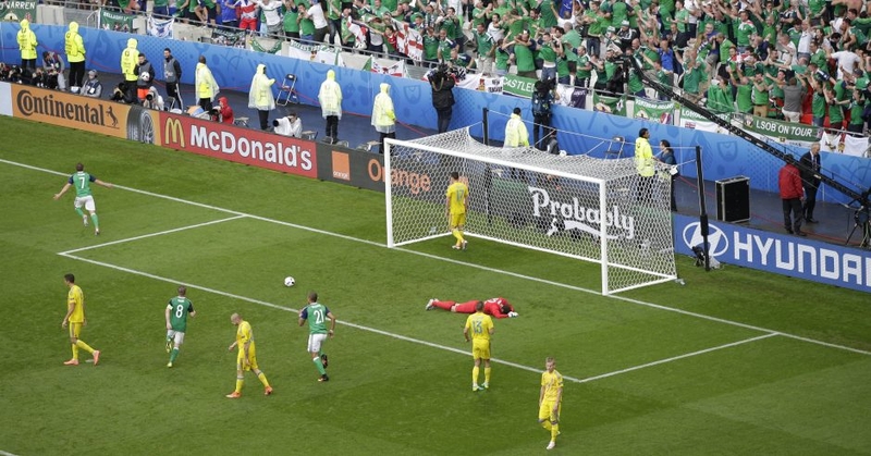 Europos futbolo čempionatas: Šiaurės Airija per krušą įveikė ukrainiečius