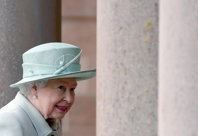Karalienė Elizabeth II juokavo esanti vis dar gyva