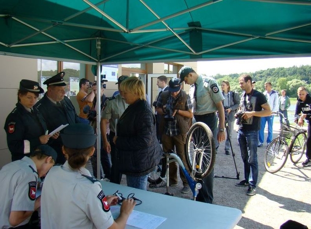 Kauniečiai rinkosi į dviračių žymėjimo akciją