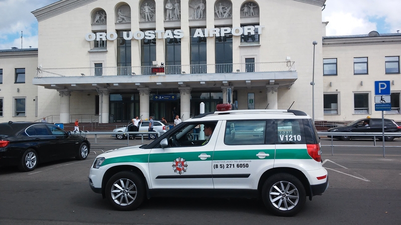 Iš lėktuvo – į areštinę: oro uoste įkliuvo policijos ieškomi du lietuviai
