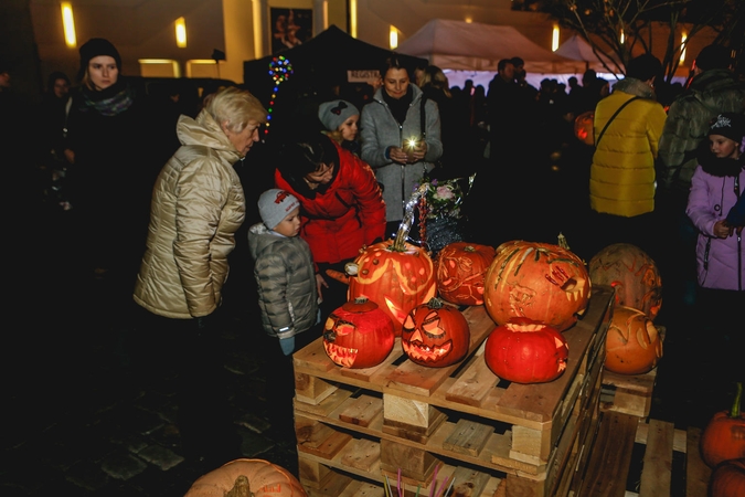 Senamiestyje – šviečiančių moliūgų jūra