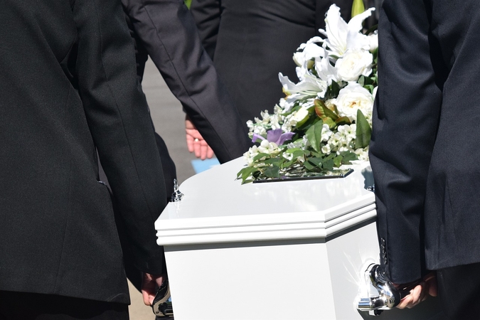 Mirusia pripažinta moteris nubudo karste