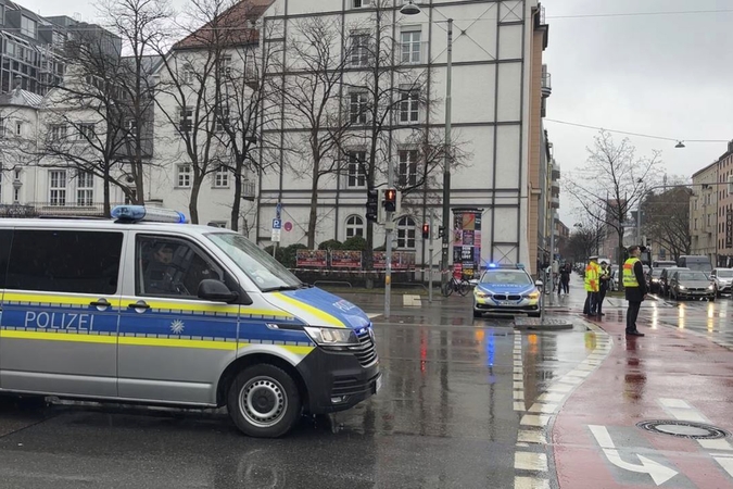 Miunchene automobiliui įvažiavus į minią sužeisti keli žmonės