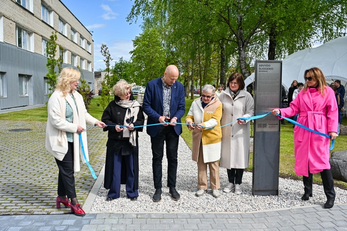 Panevėžyje atidarytas Arvydo Šliogerio skveras