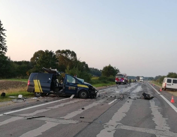 Tragiška avarija Molėtų rajone: po smūgio į sunkvežimį žuvo muitinės darbuotojas
