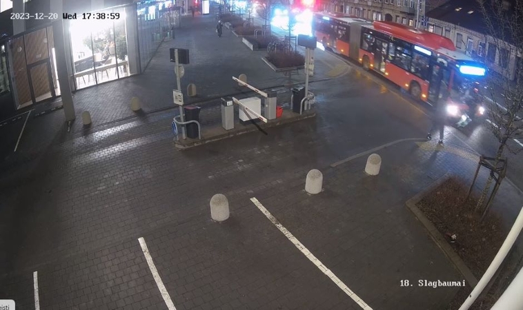 Būna ir taip: sostinėje autobuso partrenktas jaunuolis atsikėlė ir nuėjo