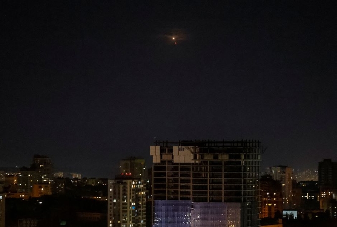 Rusija raketomis ir dronais atakavo Kyjivą, dislokuota oro gynyba