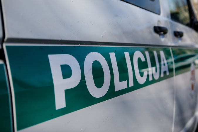 Girtas vyras apgadino policijos automobilį