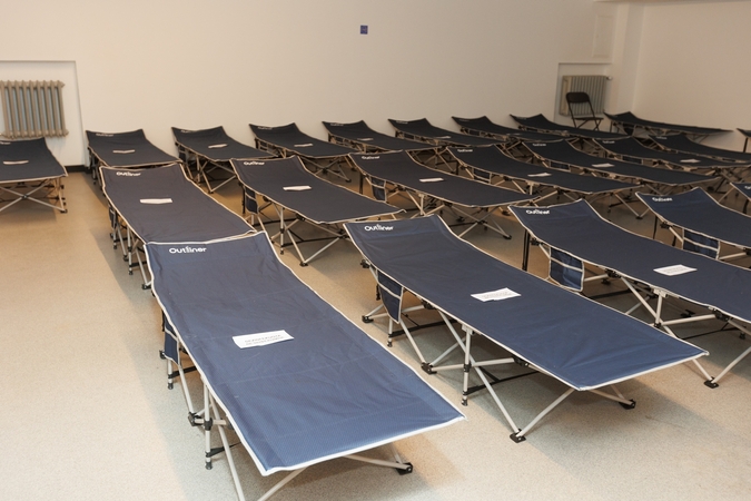Rengdamosi ekstremalioms situacijoms savivaldybės perka lovų ir miegmaišių