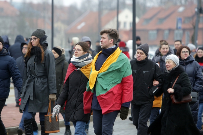 Tradicija: visą savaitgalį uostamiestyje plevėsuos Lietuvos trispalvės, o sekmadienį jomis pasipuoš ir patys klaipėdiečiai.