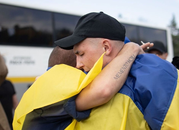 Ukrainiečiai grįžta namo iš rusų nelaisvės.