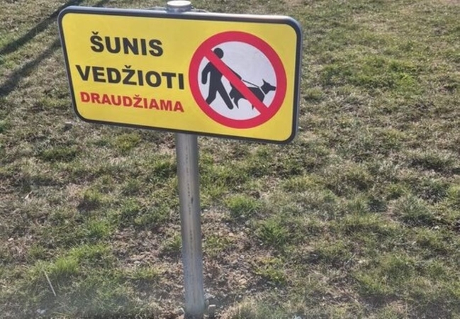 Užklausa: prie prekybos centro BIG išvydę pievutėje ženklą, draudžiantį vedžioti šunis, gyventojai sunerimo – ar jam davė kas nors leidimą?