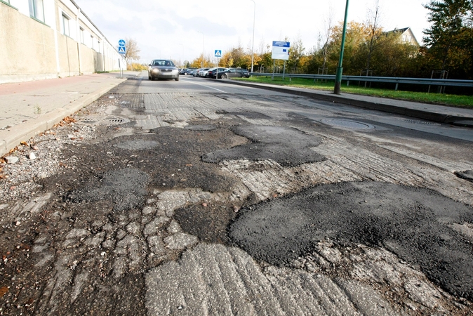 Klaipėdiečiai supyko: į kapines darda duobėmis