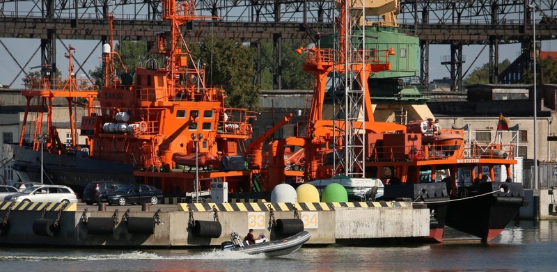 Laivas „Šakiai“ prisijungė prie jūroje išsiliejusių teršalų likvidavimo operacijos