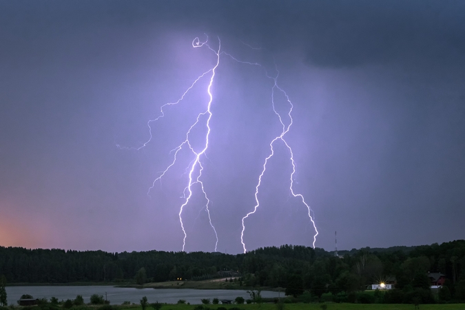 Bebaimis lietuvis fotografuoja žaibus ir audras