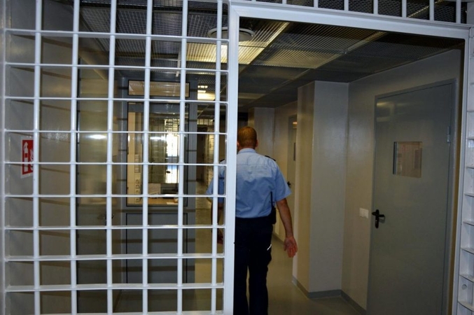 Telšiuose stipriai nuo alkoholio apsvaigęs vyras priešinosi policijos pareigūnui