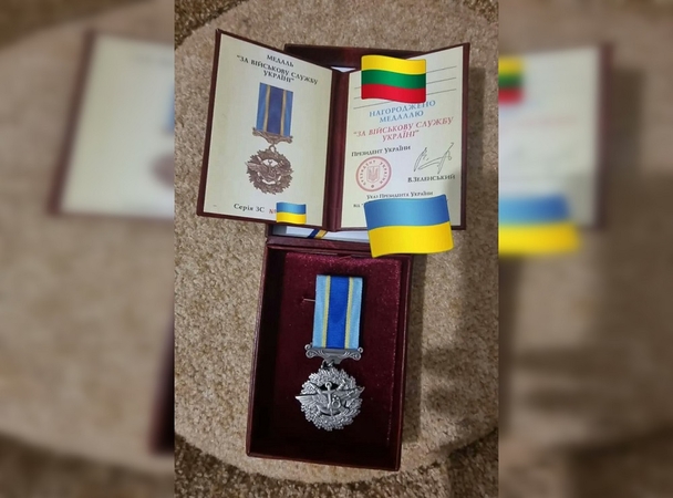Lietuvos kariui V. Zelenskis įteikė apdovanojimą
