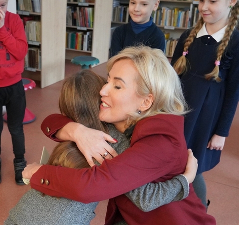 Po susitikimo su mokyklos bendruomene vaikai visuomet nori šilto apkabinimo.